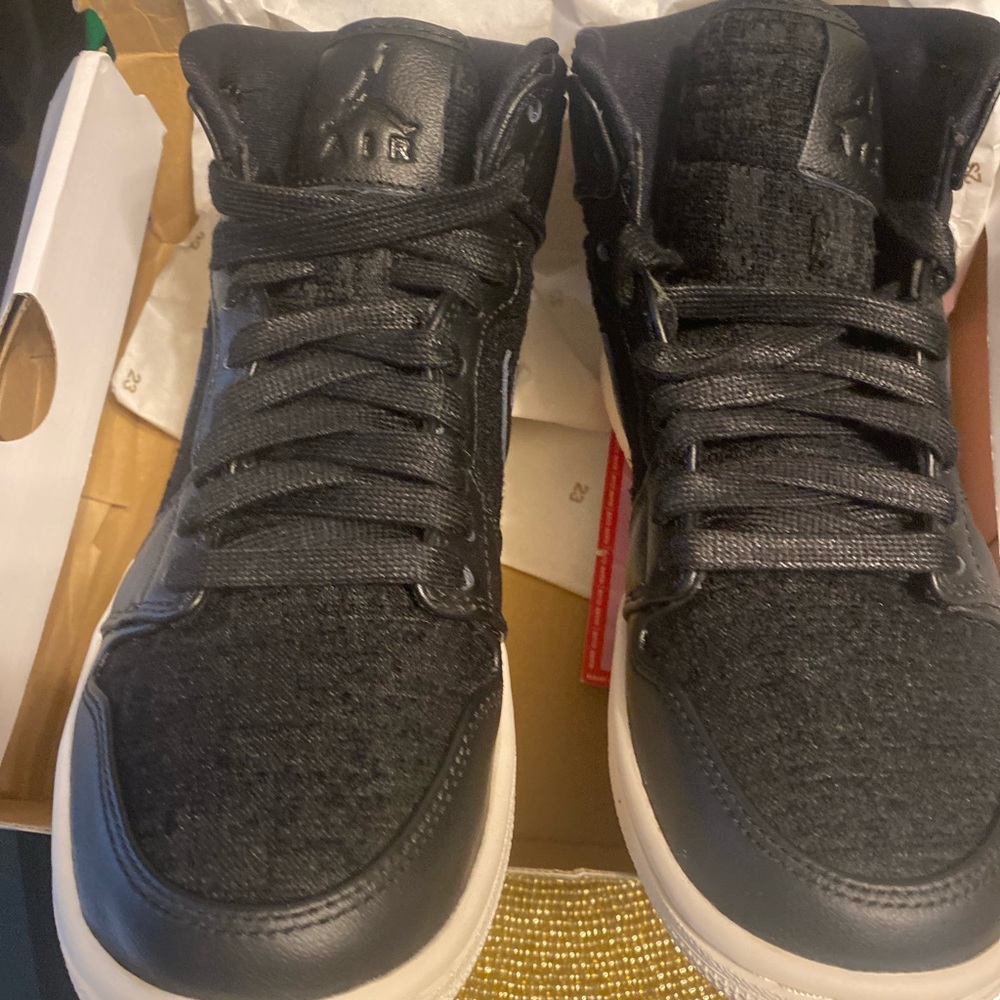 Women’s Air Jordan 1 retro high top black. Sz 7